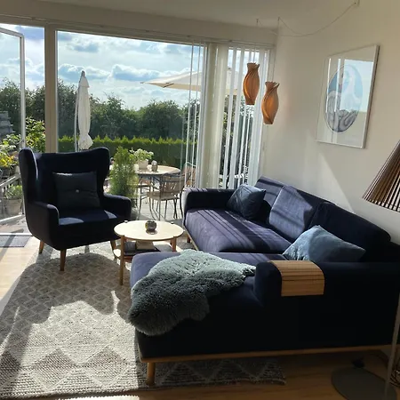 Velindrettet Raekkehus Med Fantastisk Udsigt Villa